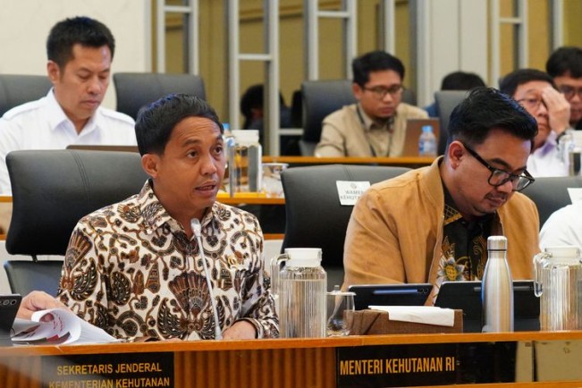 Menhut Raja Juli Antoni saat rapat kerja dengan Komisi IV DPR pada Rabu, 16 Juli 2025. [Dok. Kemenhut]